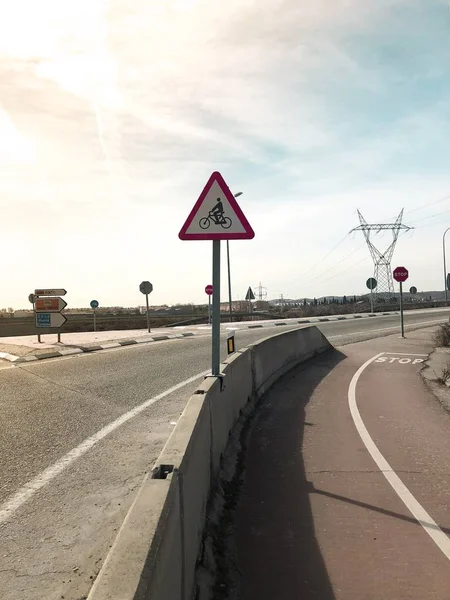 trafik işareti açık günde tarlasında bir bisiklet