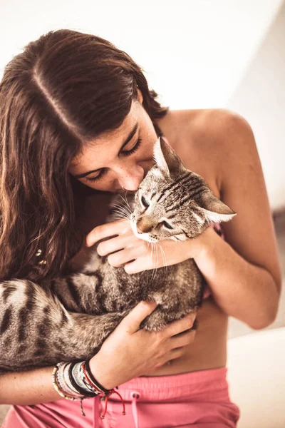 漂亮的年轻女子亲吻她的胖乎乎的猫在夏天 — 图库照片