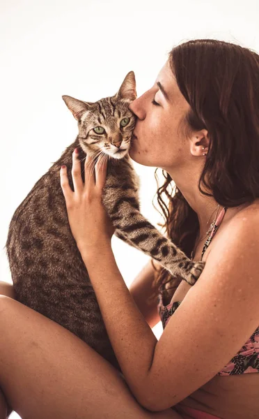 Bella giovane donna baciare il suo gatto tabby in estate — Foto Stock