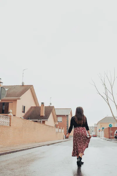 Mujer joven de moda caminando y mojándose bajo la lluvia — Foto de Stock