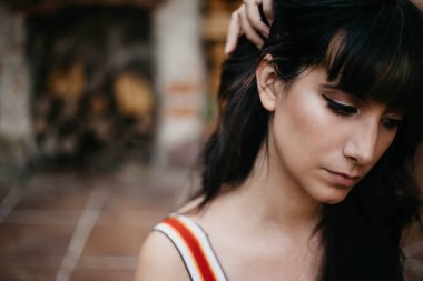 genç esmer hüzünlü ve melankolik kız siyah saçlı saç yüzünü uzak çekerek