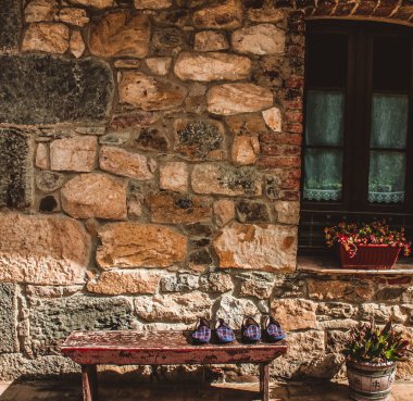 Bankta ev terlikleri ile Ispanya 'nın kuzeyinde kırsal ev