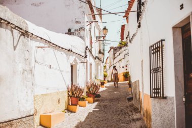 genç moda esmer kadın bir cadde aşağı yürüyüş Elvas, Portekiz