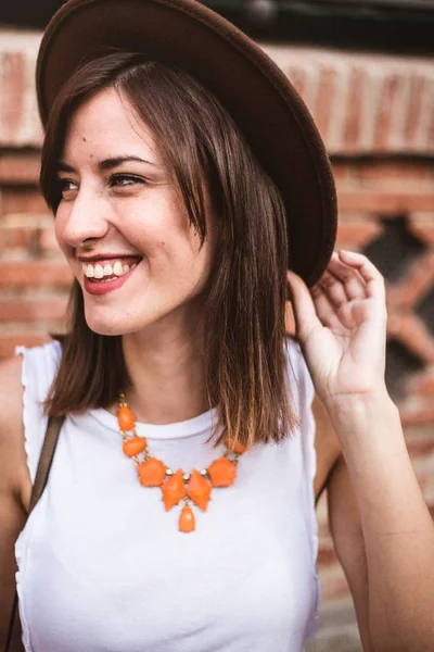 รูปภาพของผู้หญิงแฟชั่นที่มีอุปกรณ์เสริมถือหมวกด้วยรอยยิ้ม — ภาพถ่ายสต็อก