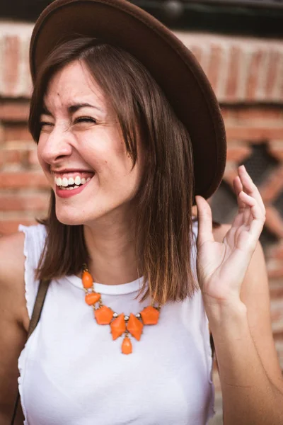 รูปภาพของผู้หญิงแฟชั่นหัวเราะด้วยหมวก — ภาพถ่ายสต็อก