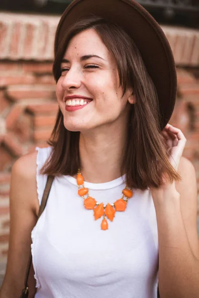 รูปภาพของผู้หญิงแฟชั่นถือหมวกด้วยรอยยิ้ม — ภาพถ่ายสต็อก