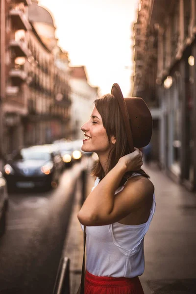 ผู้หญิงสาวที่มีหมวกเพลิดเพลินกับการท่องเที่ยวบนถนนในมาดริด, สเปน — ภาพถ่ายสต็อก