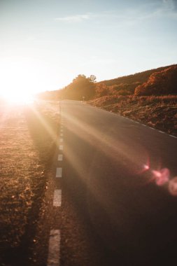 gün batımında dağ yolu