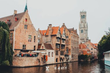 Bruges Belçika sokak saat kulesibakan, üç kuğu ile Nehir Zwyn geçti
