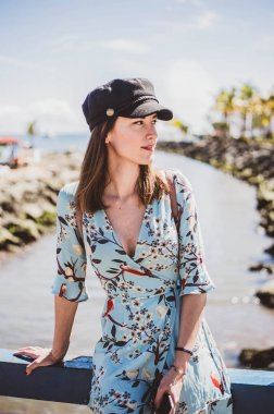 siyah bir kap ile onun tarafına bakarak tropikal bir yerde model