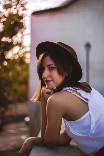 Mujer joven con sombrero disfrutando del turismo en una calle de Madrid, España — Foto de Stock