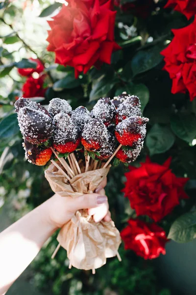 ช็อคโกแลตคลุมสตรอเบอร์รี่ ใกล้เคียงกับดอกกุหลาบแดงที่มีท็อปปิ้งที่แตกต่างกัน ช็อคโกแลตมะพร้าวถั่วอัลมอนด์ — ภาพถ่ายสต็อก