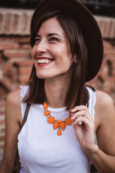 รูปภาพของผู้หญิงแฟชั่นที่มีอุปกรณ์เสริมถือหมวกด้วยรอยยิ้ม — ภาพถ่ายสต็อก