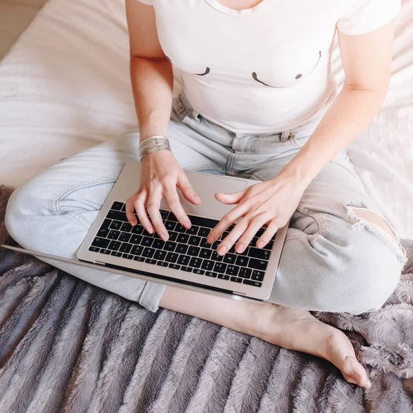 Феміністка з грудьми намальована на сорочці, що пише на ноутбуці — стокове фото