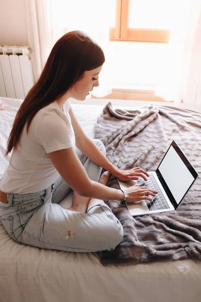 ผู้หญิงที่มีความสุขเขียนบนคอมพิวเตอร์แล็ปท็อปทั่วไป — ภาพถ่ายสต็อก