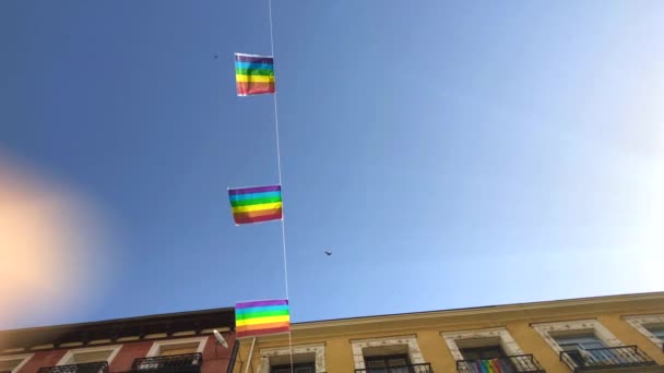 Regenboog Lgbt Vlag Golven Tegen Blauwe Hemel Stad — Stockvideo