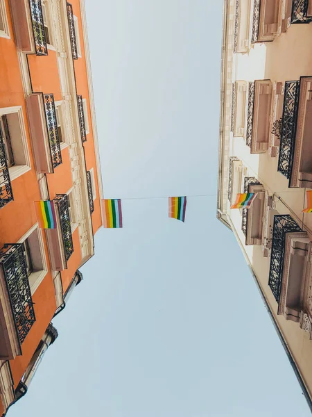 Madrid şehrinde mavi gökyüzüne karşı gökkuşağı LGBT bayrağı