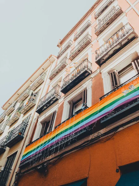 Madrid şehrinde mavi gökyüzüne karşı gökkuşağı LGBT bayrağı