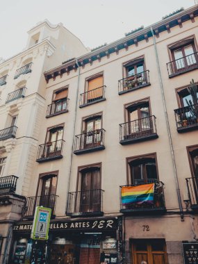 Madrid, İspanya - 28 Haziran 2019: Madrid şehrinin sokakları 2019'da eşcinsel gururu almaya hazırlanıyor