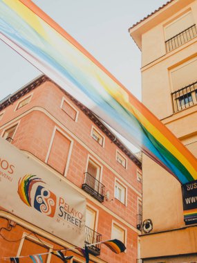 Madrid, İspanya - 28 Haziran 2019: Madrid şehrinin sokakları 2019'da eşcinsel gururu almaya hazırlanıyor