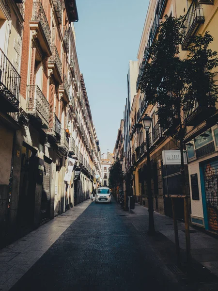 MADRID, ESPAÑA - 28 DE JUNIO DE 2019: Las calles de la ciudad de Madrid se preparan para recibir el orgullo gay 2019 — Foto de Stock