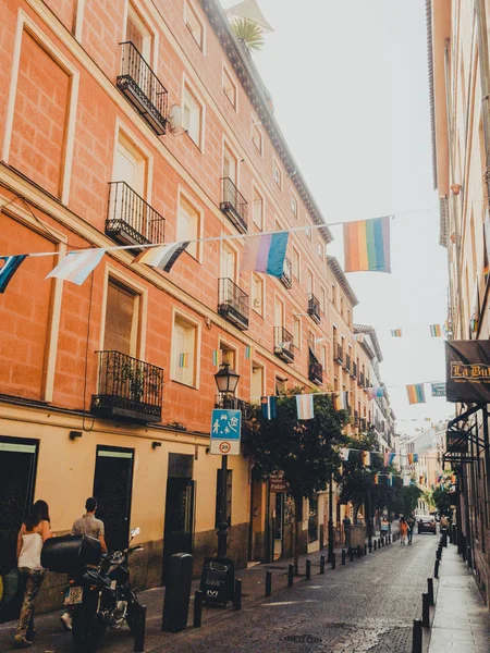 CHUECA, MADRID, ESPAÑA - 28 DE JUNIO DE 2019: Las calles de la ciudad de Madrid se preparan para recibir el orgullo gay 2019MADRID, ESPAÑA - 28 DE JUNIO DE 2019: Las calles de la ciudad de Madrid se preparan para rec — Foto de Stock