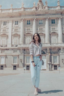 Madrid Kraliyet Sarayı, Spai yakınında poz güzel turist kadın