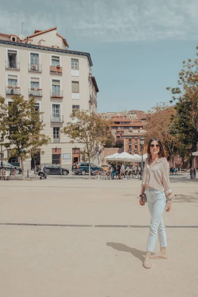 รูปภาพเต็มร่างของหญิงสาวสวยนักท่องเที่ยวเยี่ยมชมเมืองมาดริด, สเปน ผู้หญิงโพสบนถนน . — ภาพถ่ายสต็อก