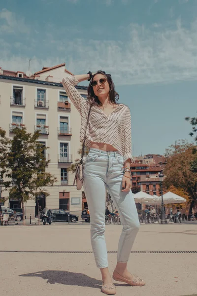 Hermosa joven turista que visita la ciudad de Madrid, España. Modelo posando en la calle . — Foto de Stock