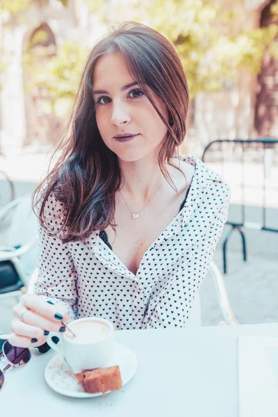 Красивая женщина пьет кофе на террасе в Мадриде — стоковое фото
