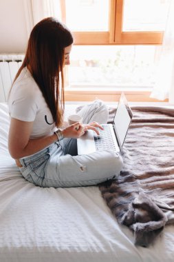 güzel kadın kahve içme ve onun laptop yazma