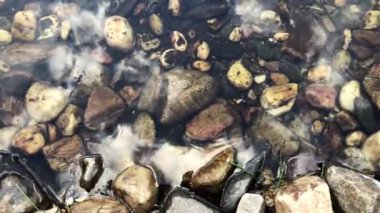 Kayalar nehir ve gölet patenci ile nehir suyu taşıma 