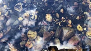 Kayalar nehir ve gölet patenci ile nehir suyu taşıma 