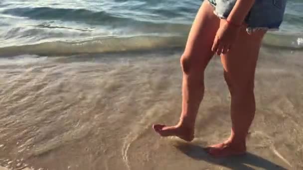 Gambe Una Giovane Donna Che Cammina Sulla Spiaggia — Video Stock