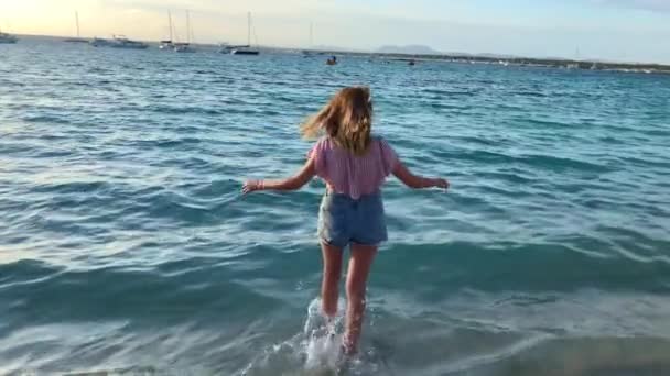 Mujer Rubia Joven Con Gafas Sol Disfrutando Del Mar — Vídeo de stock