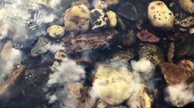 Kayalar nehir ve gölet patenci ile nehir suyu taşıma 