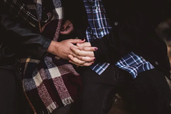 คู่รักจับมือกันในสวนฤดูใบไม้ร่วง นิ้วมือพันกัน ความรักในฤดูหนาว คอนเซ็ปต์ไลฟ์สไตล์ — ภาพถ่ายสต็อก