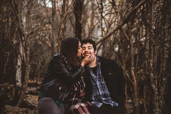 Pareja enamorada besándose en otoño en el bosque otoñal, disfrutando de un hermoso día. Pareja besándose en el colorido parque naranja y amarillo . —  Fotos de Stock