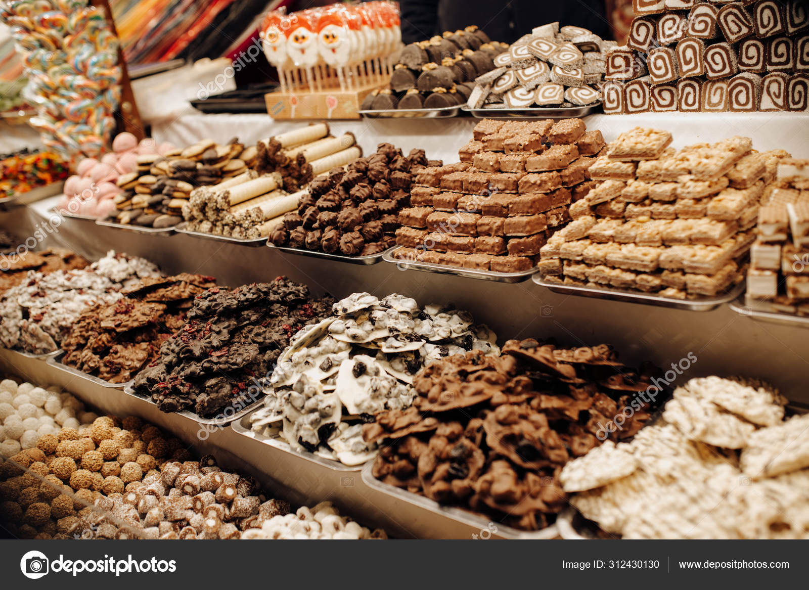 Barnepekende søtsaker og sjokolade i julemarkedet i Budapest, Ungarn.  Nærbilde av godteri, sjokolade og marsipansteik i markedsbutikk, messe-  eller utstillingsbakgrunn. – stockfoto © ElenaHelade #312430130, image size:1600x1167
