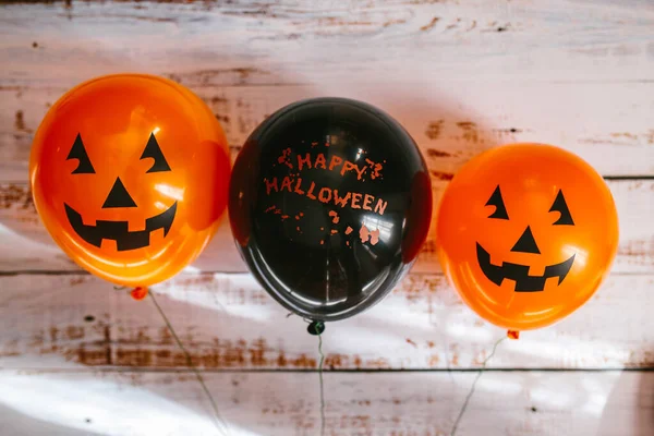 Balões de abóbora laranja para festa de Halloween em fundo de madeira branca. Feliz Dia das Bruxas. Conceito de férias com balão colorido . — Fotografia de Stock