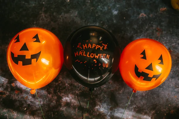 Balões de abóbora laranja para festa de Halloween no fundo escuro. Feliz Dia das Bruxas. Conceito de férias com balão colorido . — Fotografia de Stock