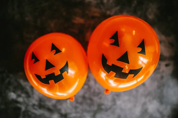 Balões de abóbora laranja para festa de Halloween no fundo escuro. Feliz Dia das Bruxas. Conceito de férias com balão colorido . — Fotografia de Stock