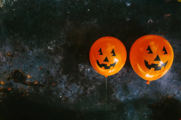 Balões de abóbora laranja para festa de Halloween no fundo escuro. Feliz Dia das Bruxas. Conceito de férias com balão colorido . — Fotografia de Stock