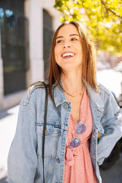 Retrato de mujer joven feliz sonriente con estilo en la calle con — Foto de Stock