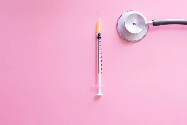 Lékařský Koncept Stetoskopem Injekční Stříkačkou Růžovém Pozadí Pro Prevenci Koronaviru — Stock fotografie