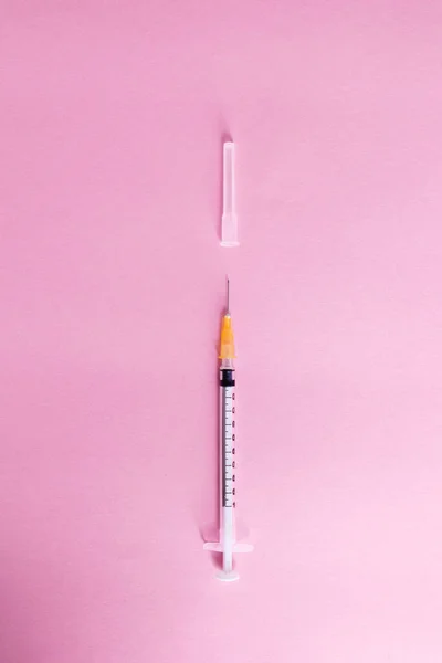 コロナウイルスの予防のためのピンクの背景にトップビュー注射器 Covid 19キット コピースペース 医学的概念 — ストック写真