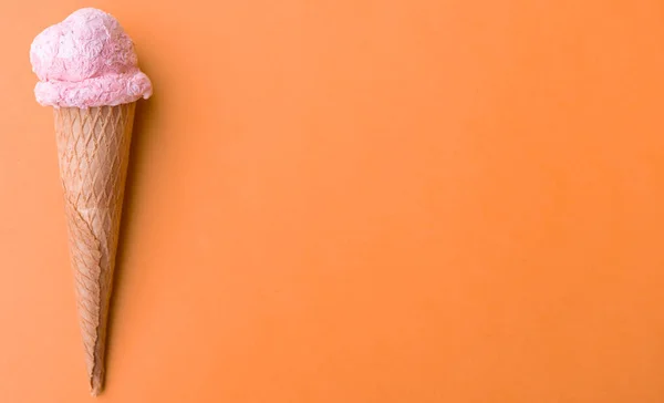 ดไอศกร มสตรอเบอร ในกรวยวาฟเฟ ลบนพ นหล ดลอกช องว — ภาพถ่ายสต็อก