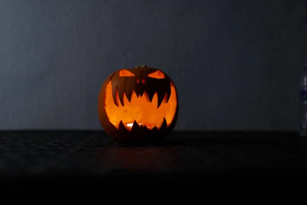 Abóbora Halloween Brilhante Aterrorizada Com Uma Vela Dentro Sorrindo Jack — Fotografia de Stock