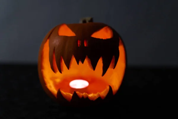 Abóbora Halloween Brilhante Aterrorizada Com Uma Vela Dentro Sorrindo Jack — Fotografia de Stock