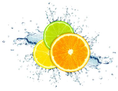 su sıçrama üzerinde beyaz izole limon, portakal ve limon dilim